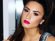 Demi Lovato urodziwie w kreacji koncertowej